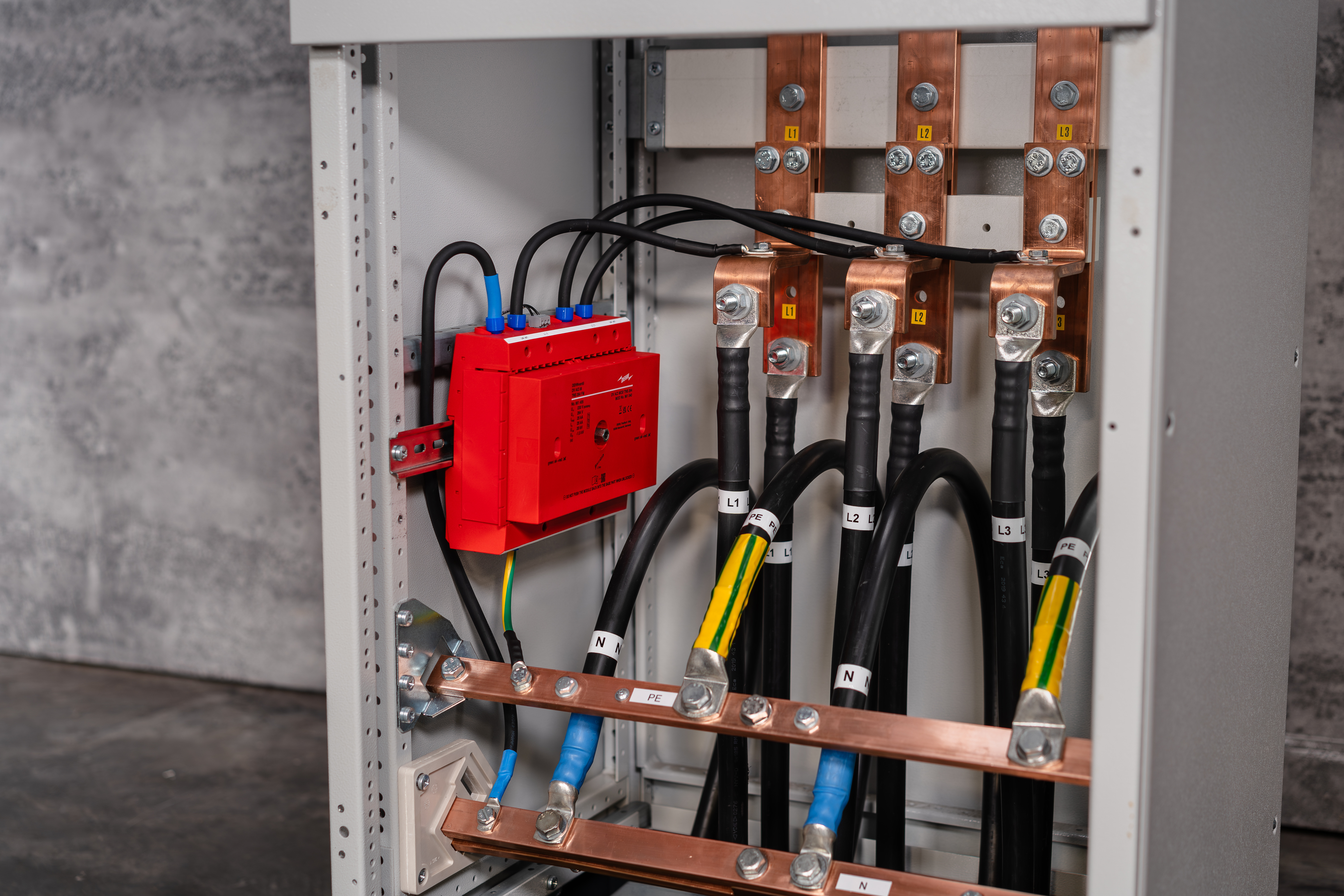 Für sicheren und normgerechten Überspannungsschutz ohne Vorsicherung: Der anschlussfertige Kombi-Ableiter (Typ 1 + 2 + 3) DEHNventil ACI M TNS 264 FM schafft Sicherheit am Einspeisepunkt der Niederspannungsschaltanlage